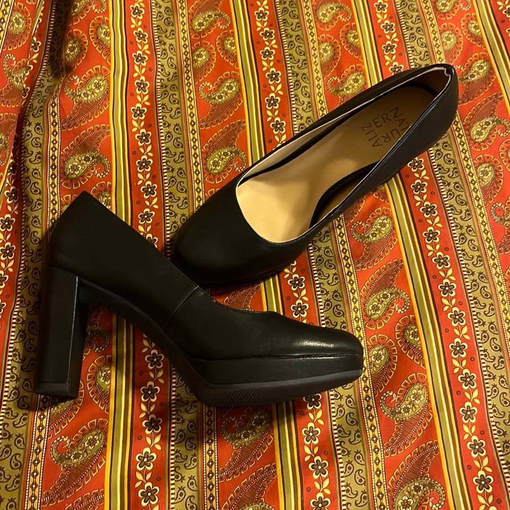 Never worn, only tried on. Super cute, black pumps.